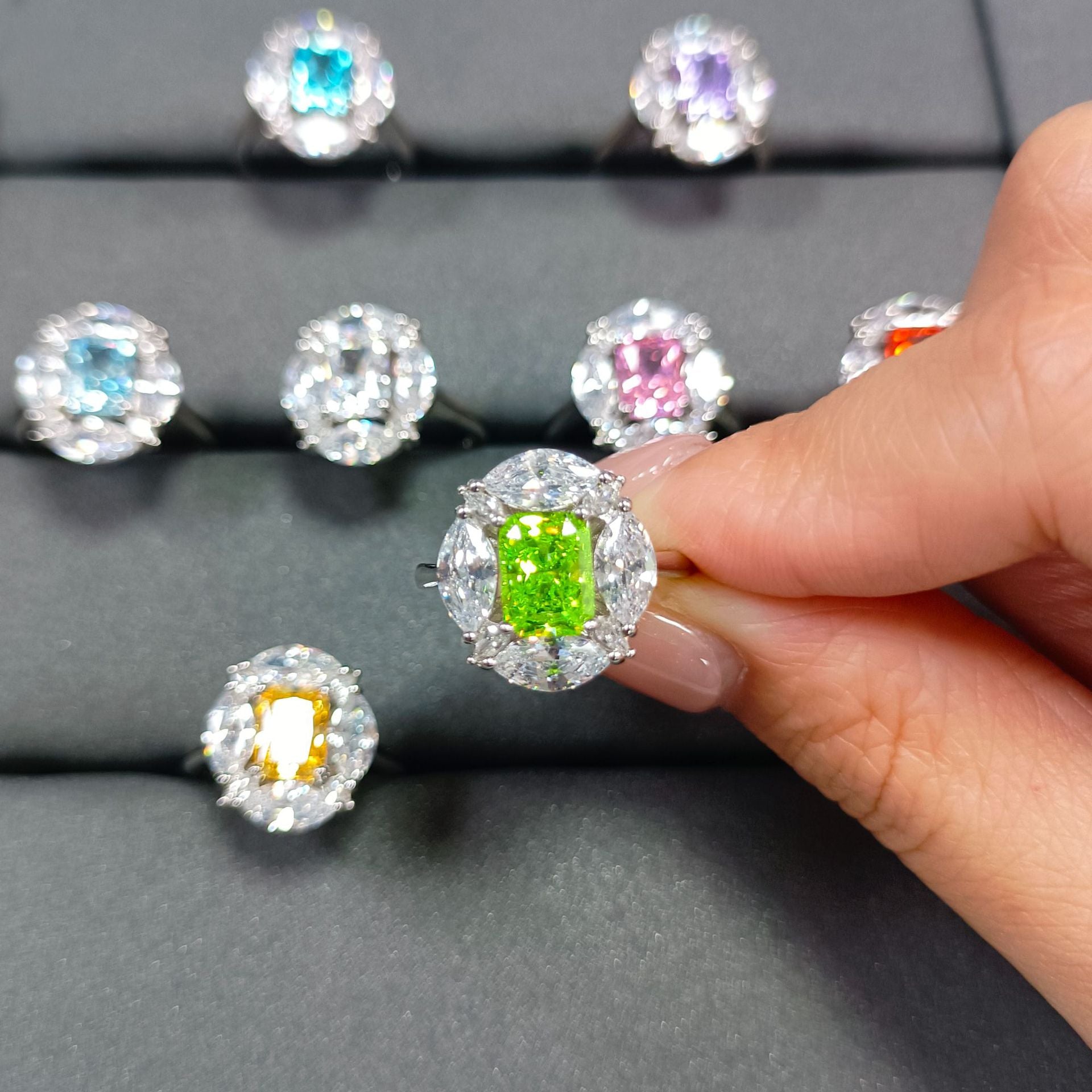 Damenring mit rechteckigem pinkem Hauptstein und funkelndem Zirkonia-Besatz Shop Nory