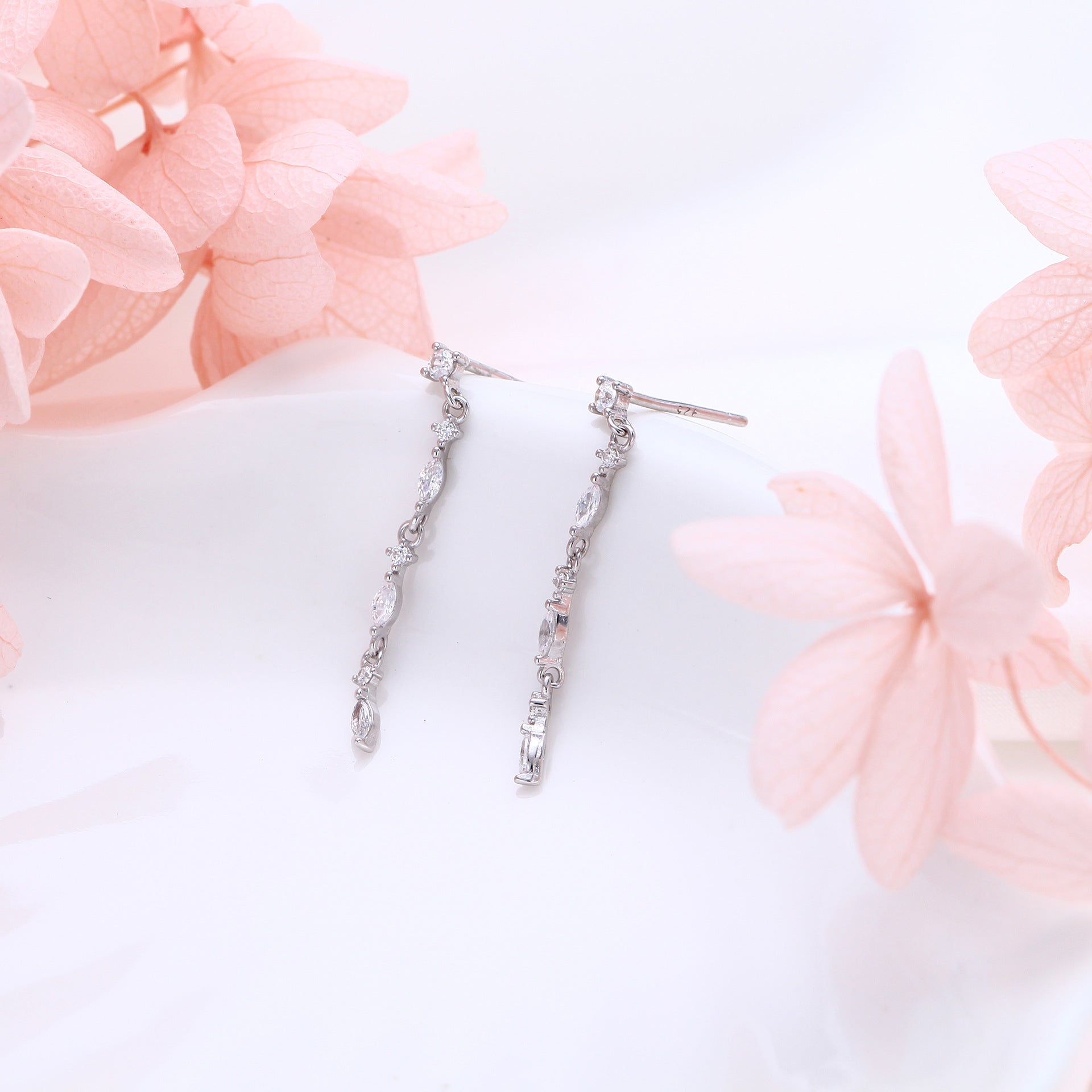 Damen Ohrhänger mit funkelnden Zirkonsteinen und eleganter 925er Sterling Silberfassung Shop Nory
