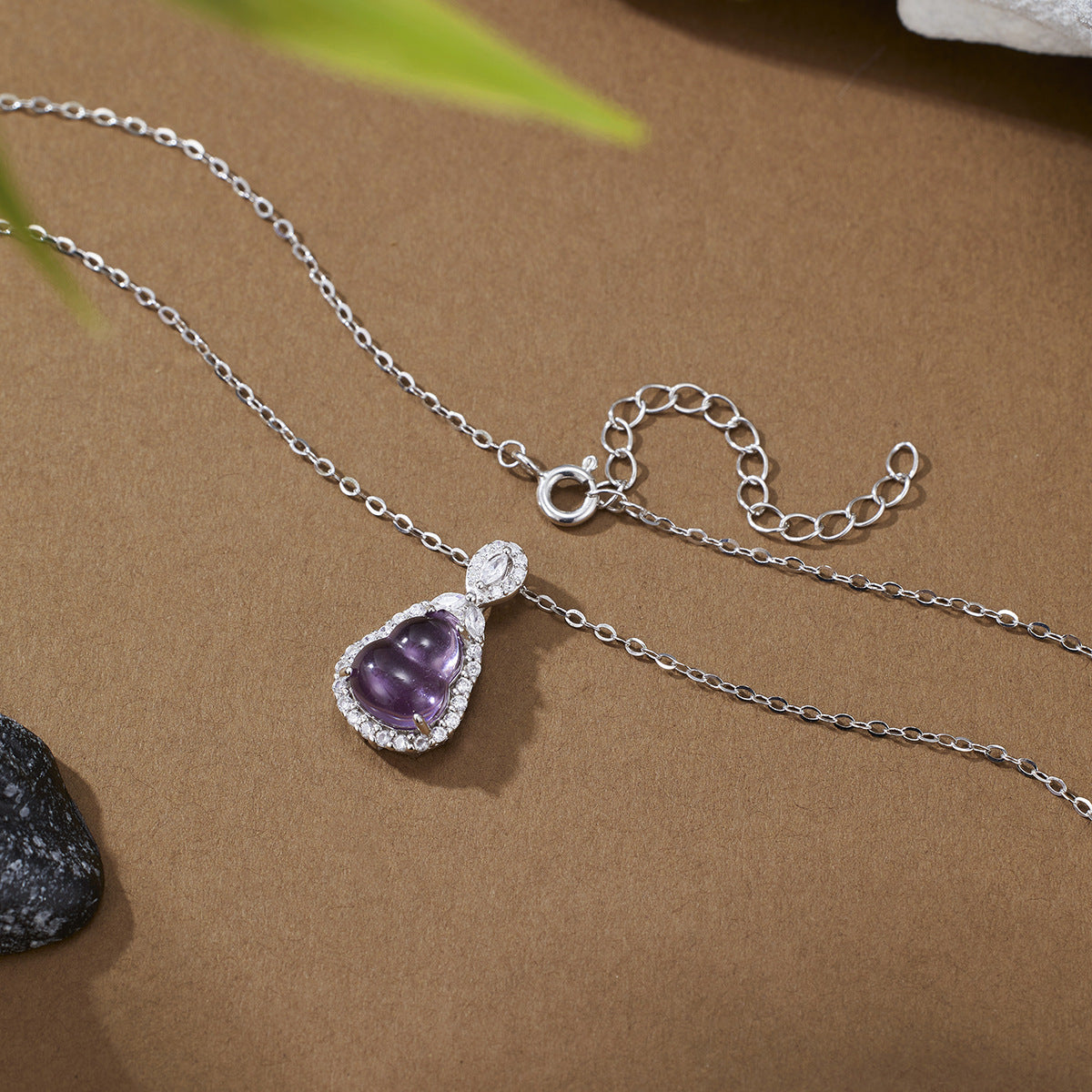 Damen Halskette mit kunstvollem Amethyst-Anhänger und Zirkonia-Rahmen Shop Nory
