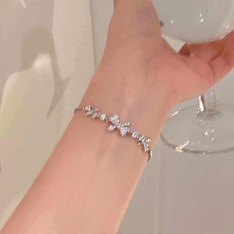 Damenarmband mit funkelndem Blumenmotiv Shop Nory
