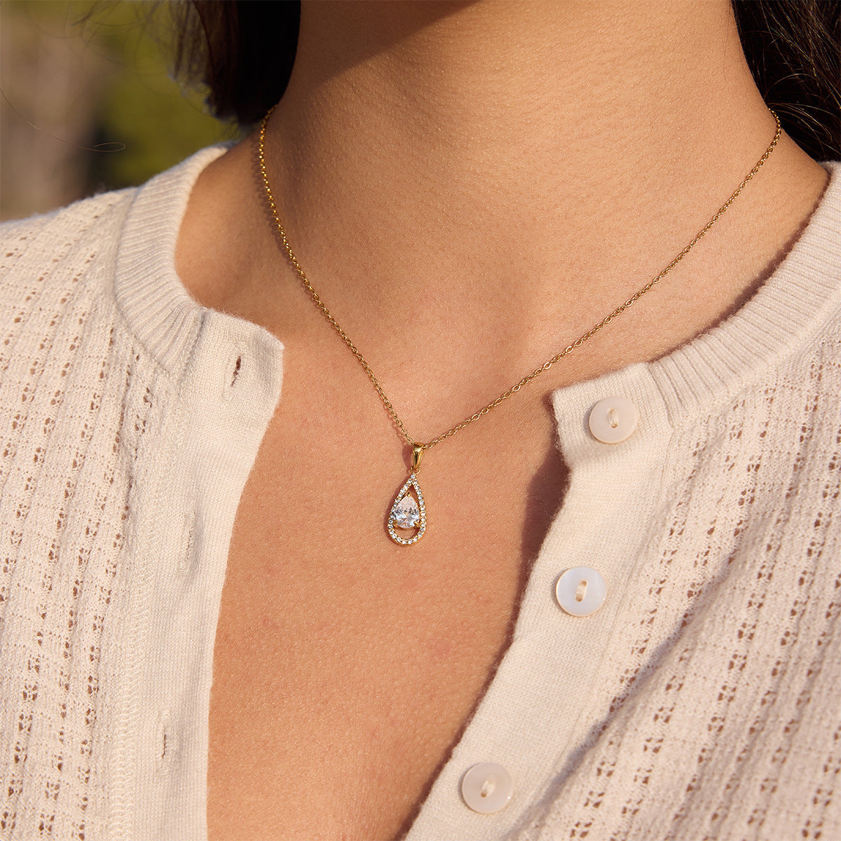 Damen Halskette mit tropfenförmigem Zirkonia-Anhänger und hypoallergenem Edelstahl Shop Nory