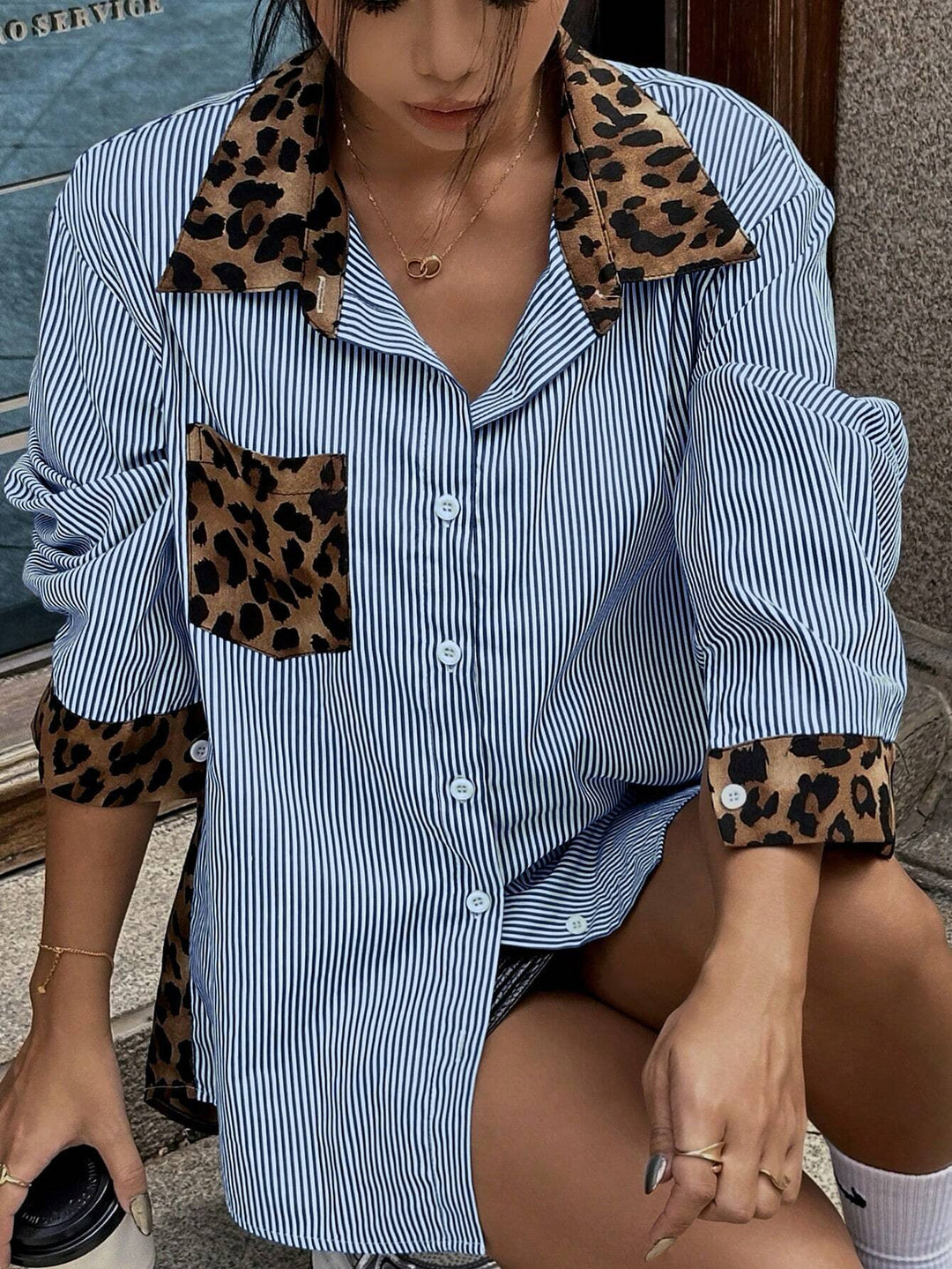 Damen Oversize-Hemdbluse mit Nadelstreifen und Leoprint-Details Shop Nory