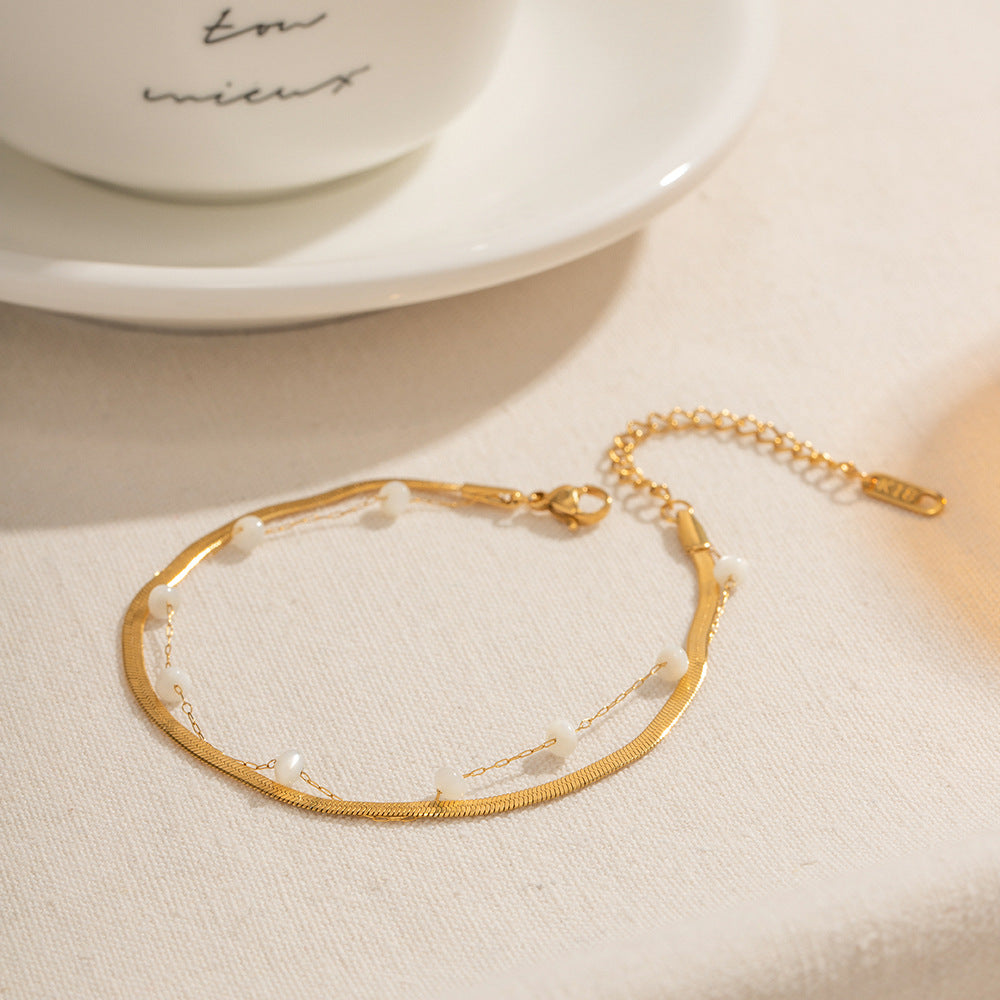 Damen Armband mit zarten Gliederketten und eleganten Perlenakzenten Shop Nory