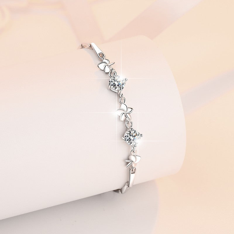 Damenarmband mit floralem Design und funkelnden Kristallen Shop Nory