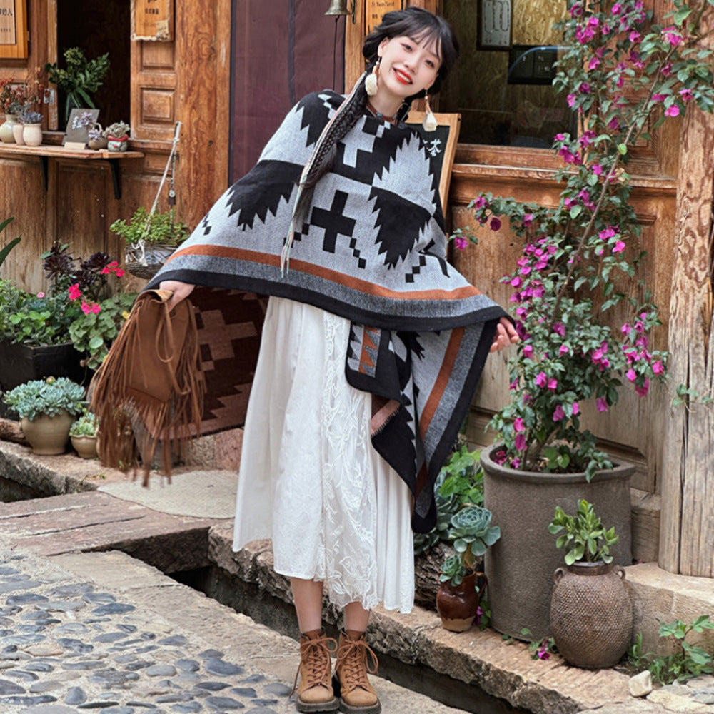 Damen Oversize-Strickcape mit Azteken‑Jacquard, V‑Ausschnitt und weichfallendem Saum Shop Nory