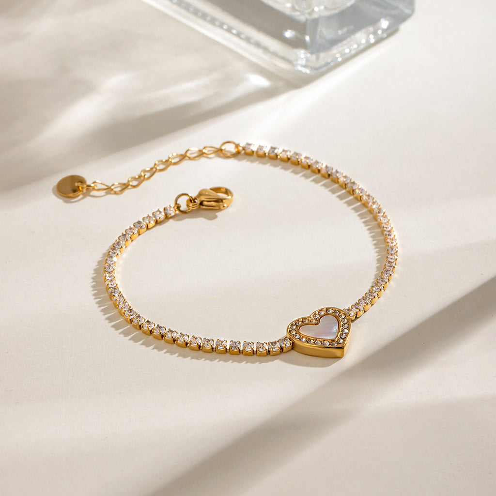 Damen Armband mit herzförmigem Anhänger und funkelnden Zirkonia Shop Nory