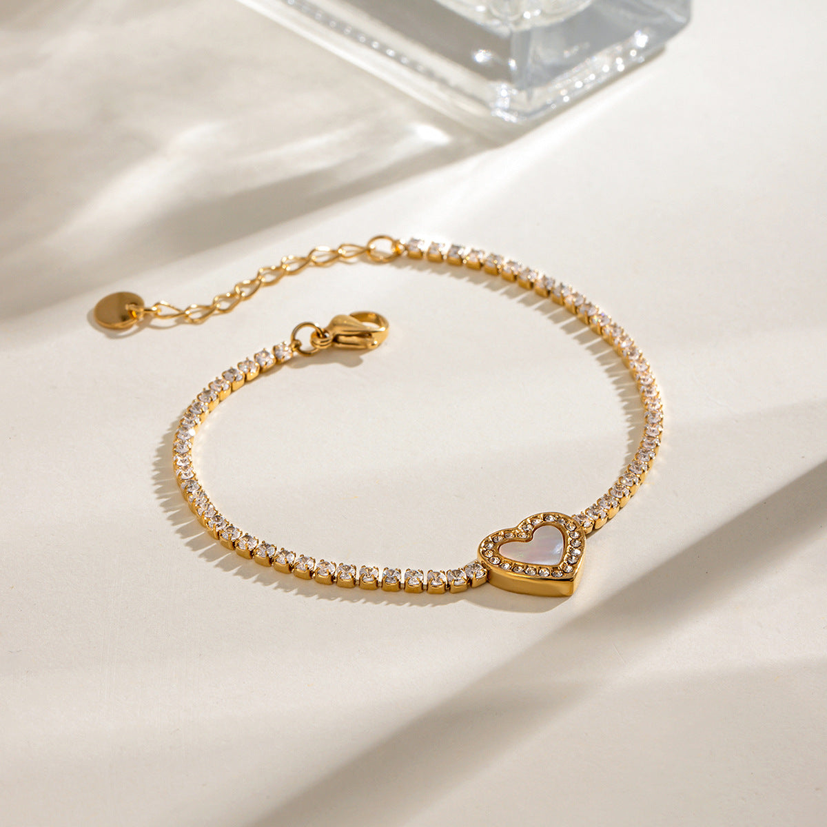 Damen Armband mit herzförmigem Anhänger und funkelnden Zirkonia Shop Nory