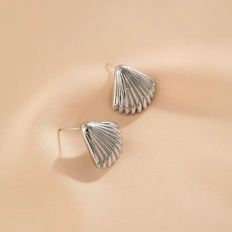 Frauen Skulpturale Muschel-Inspirierte Tropfenohrringe Shop Nory