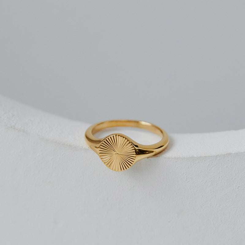 Damen eleganter Goldring mit detailverarbeitetem Sonnensymbol Shop Nory