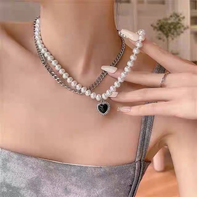 Damen Halskette mit glamourösem Herzanhänger und eleganten Perlendetails Shop Nory