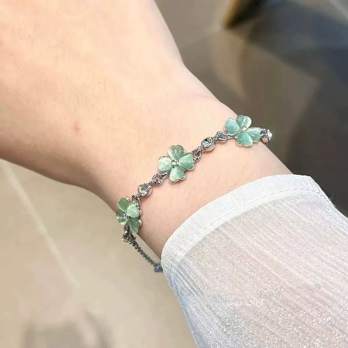 Damen Armband mit kunstvollen Blumenanhängern Shop Nory