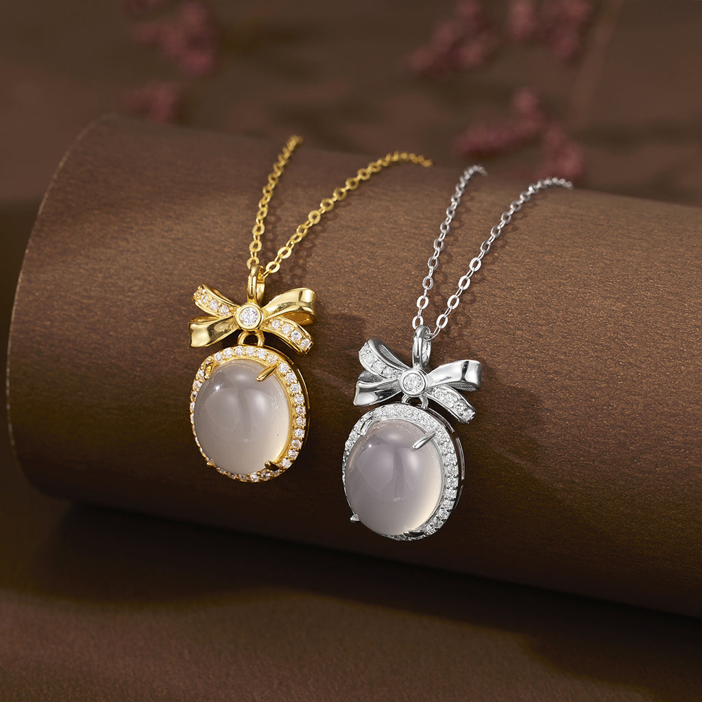 Damen Halskette mit einem filigranen Anhänger in Form einer Schleife und luxuriösen Zirkonia-Verzierungen Shop Nory