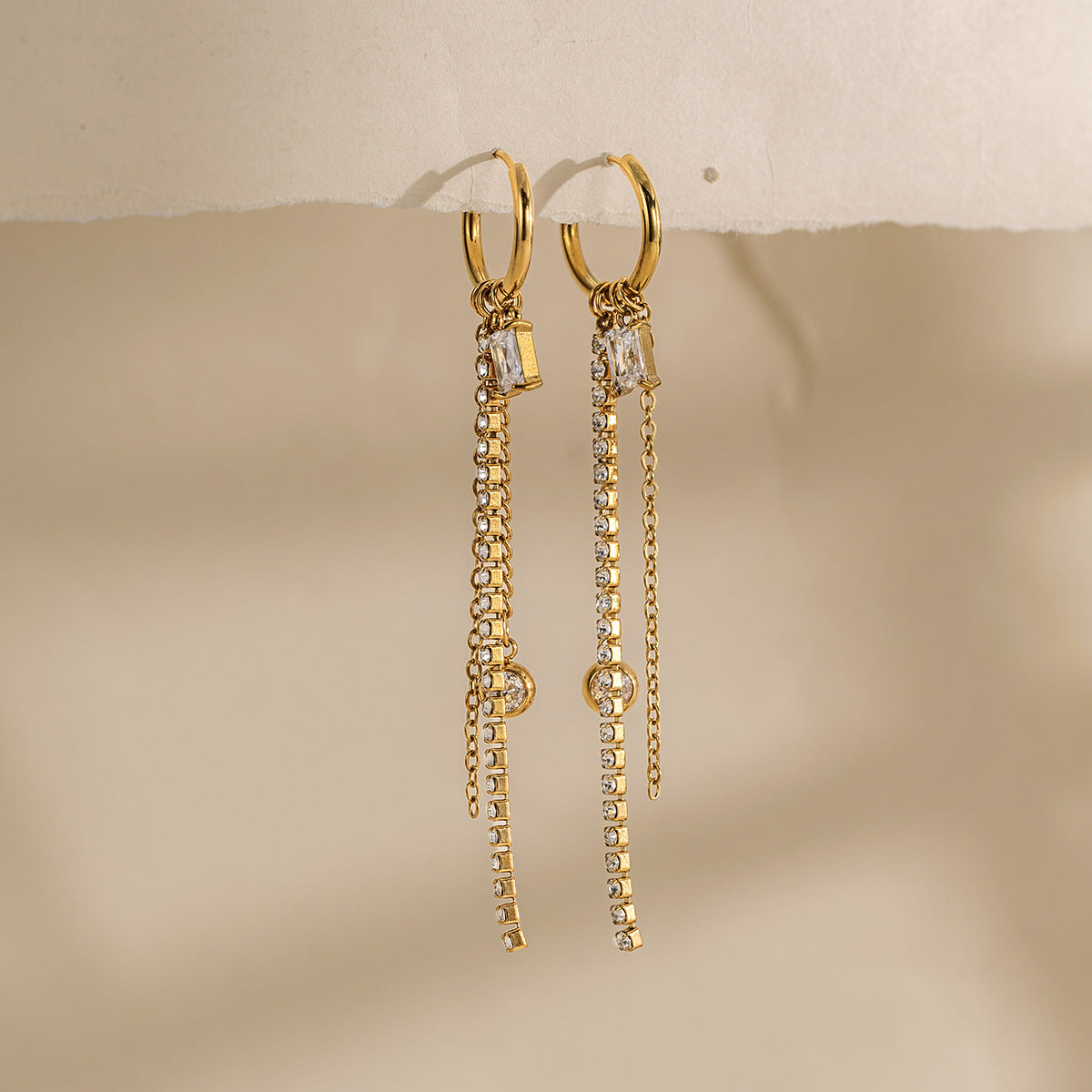Damen Ohrhänger mit eleganten Zirkonia-Detail und hypoallergener Edelstahlverarbeitung Shop Nory