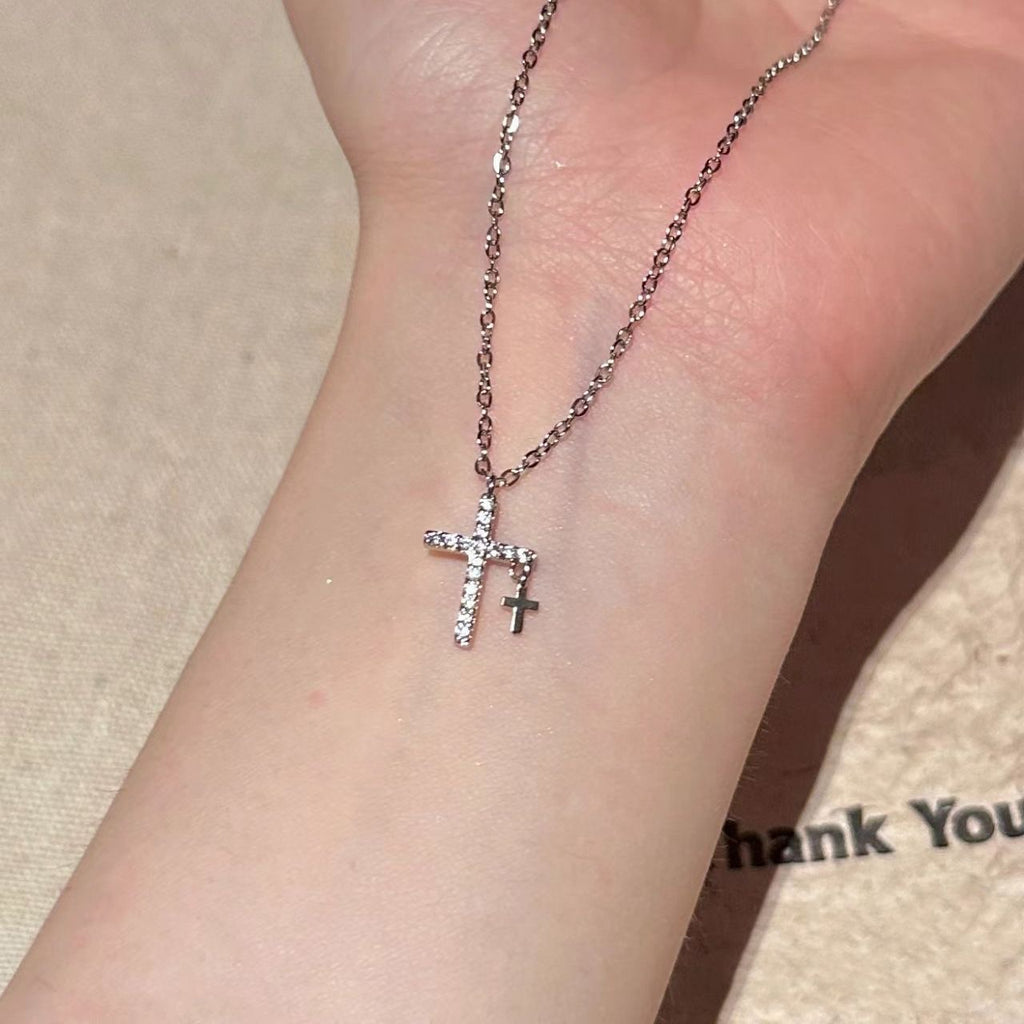 Damen Halskette mit schmalem Kreuzanhänger aus hochwertigem Edelstahl und funkelnden Zirkonia Shop Nory