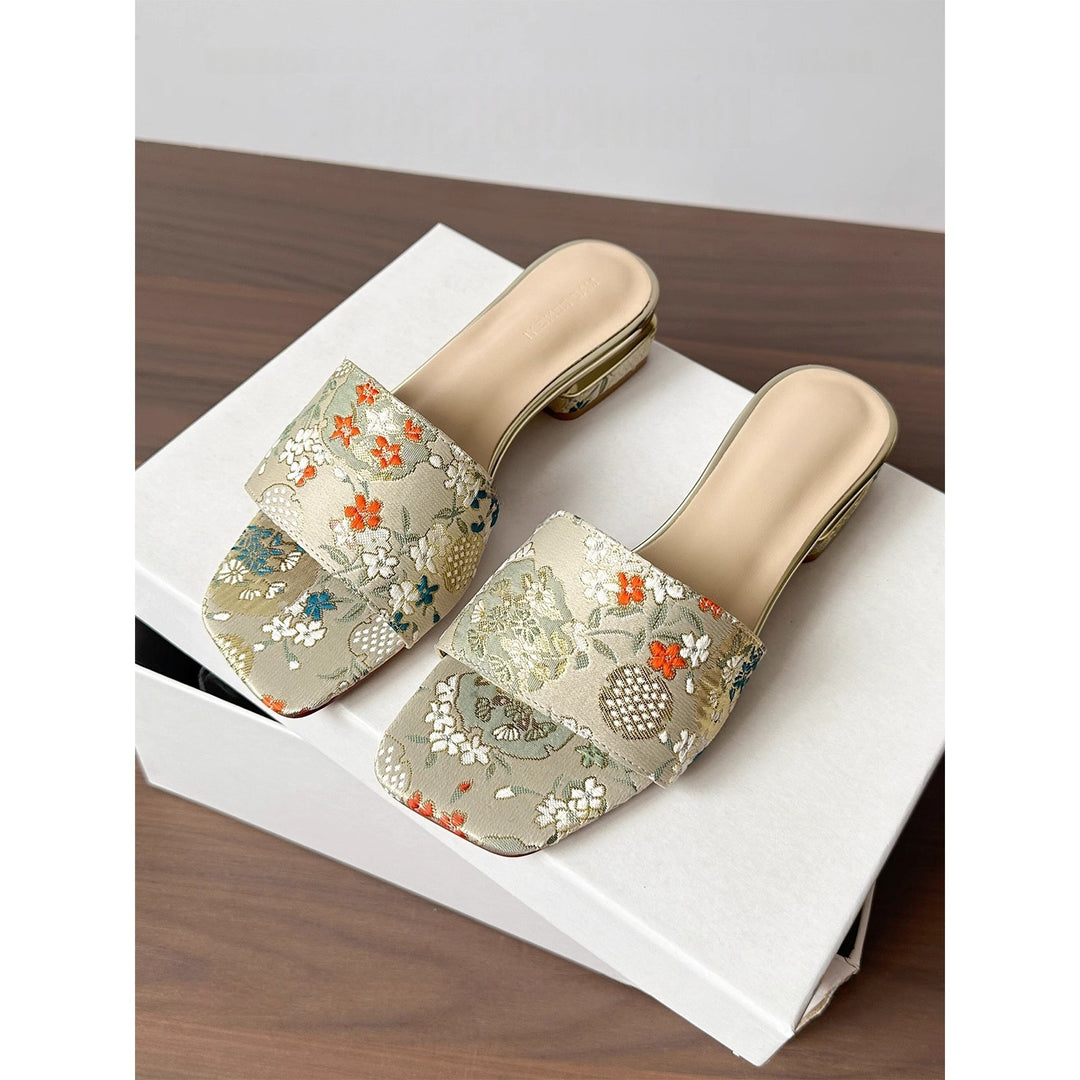 Damen Bestickte Brokat‑Mules mit quadratischer Zehenpartie und niedrigem geformtem Blockabsatz Shop Nory