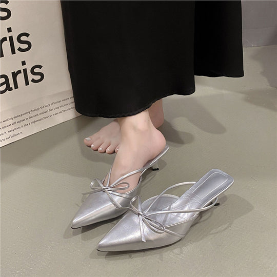 Damen Spitz zulaufende Mules mit feinen Slingback‑Riemchen und Zierschleife Shop Nory