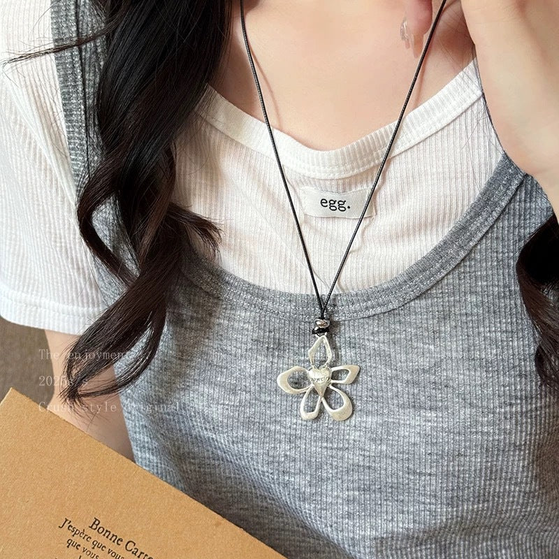 Damen Halskette mit kunstvollem Blumenanhänger und langlebigem Band Shop Nory