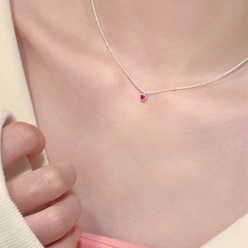 Damen Halskette mit zartem Herzanhänger und funkelnden Akzenten Shop Nory