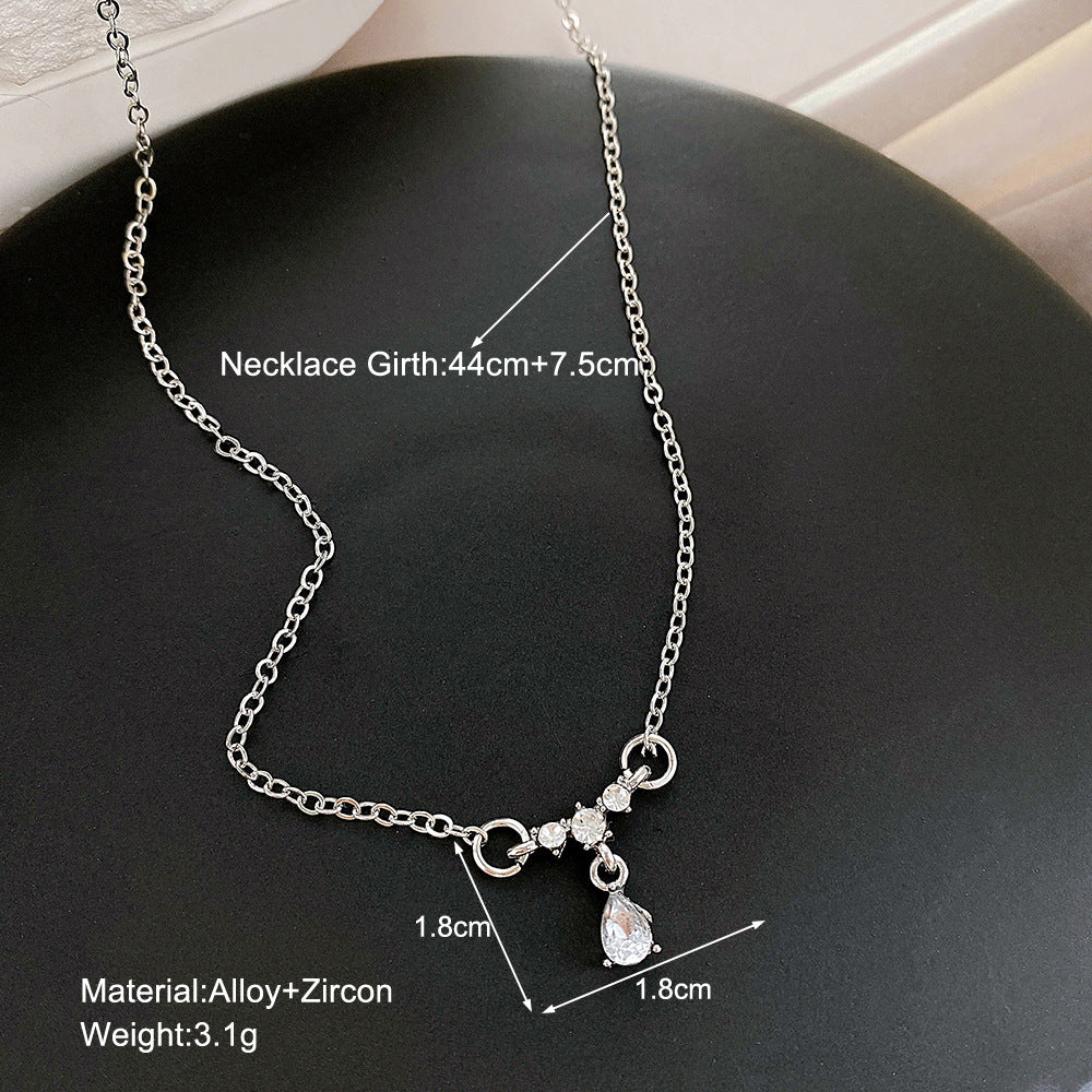 Damen elegante Halskette mit funkelndem Tropfenanhänger und zarten Kristallakzenten Shop Nory