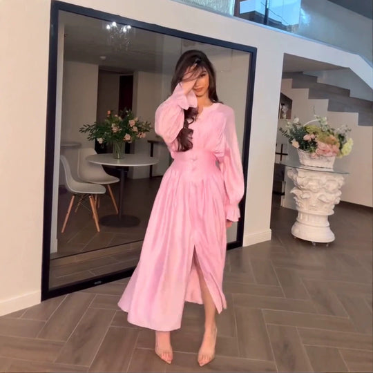 Damen Maxikleid aus Satin mit taillierter Raffung, Stehkragen und vorderem Schlitz Shop Nory