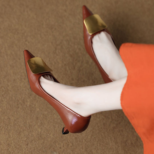 Damen Spitz zulaufende Kitten‑Heel Pumps mit dekorativer Metallapplikation Shop Nory
