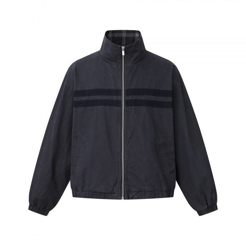 Unisex Kurz geschnittene kastige Blousonjacke mit Stehkragen, doppeltem Streifendetail und kariertem Innenfutter Shop Nory