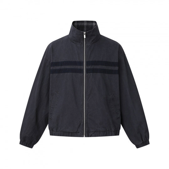 Unisex Kurz geschnittene kastige Blousonjacke mit Stehkragen, doppeltem Streifendetail und kariertem Innenfutter Shop Nory