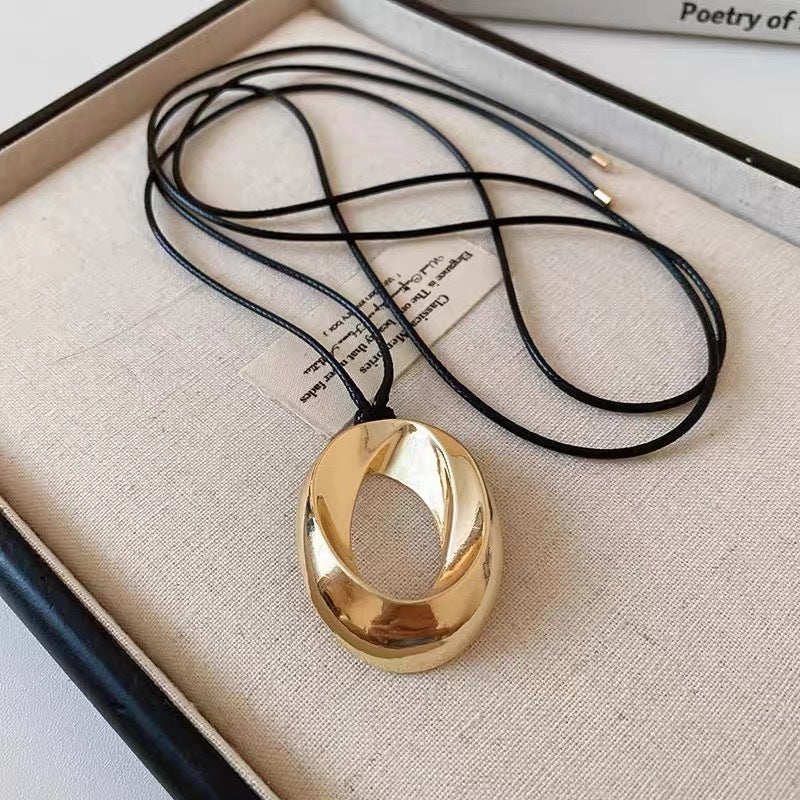 Damen Halskette mit elegantem, geschwungenem Anhänger aus hochwertigem Metall Shop Nory
