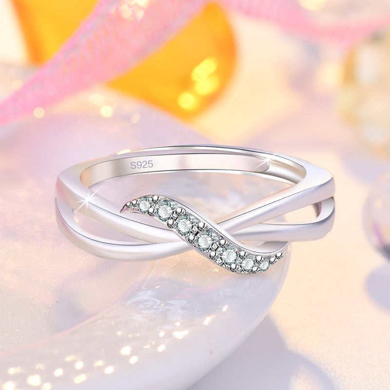 Damenring mit verspieltem Zirkonia-Besatz und elegantem Wellen-Design Shop Nory