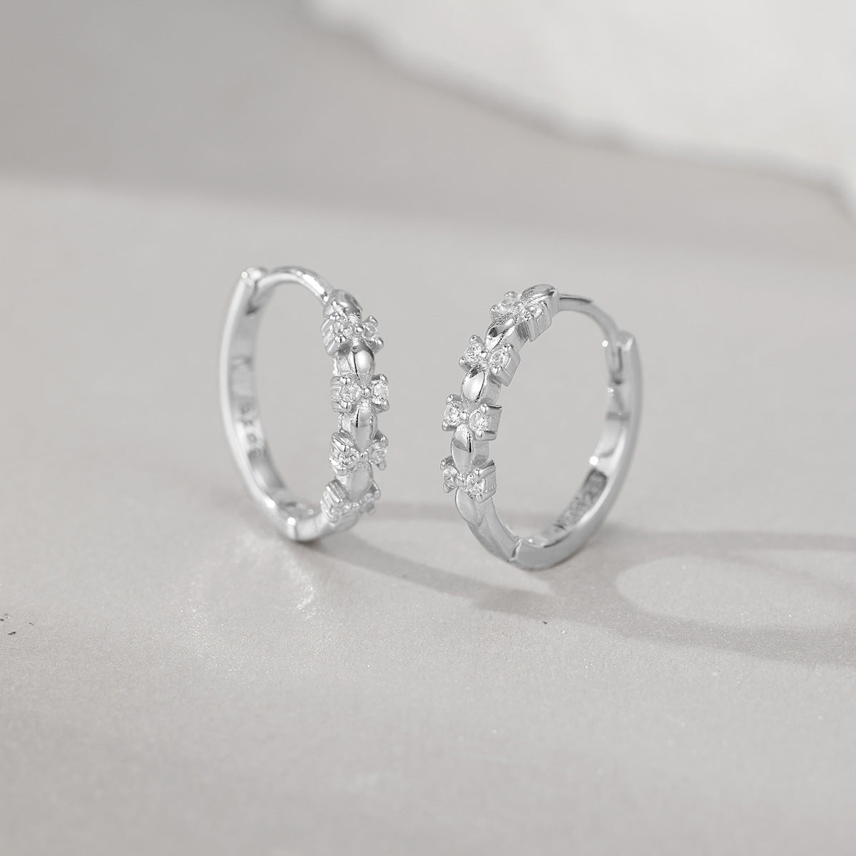 Damen Ohrstecker mit glitzernden Zirkonia und edlem Design Shop Nory