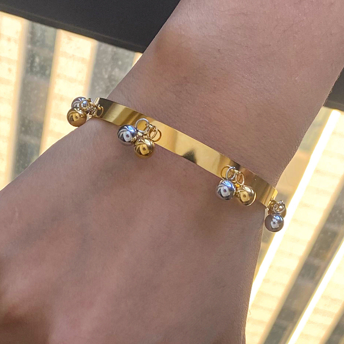 Damen Armreif mit eleganten Kugelanhängern aus hypoallergenem Edelstahl Shop Nory