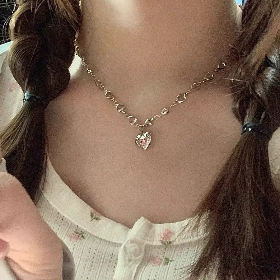 Damen Halskette mit herzförmigem Anhänger und filigranem Gliederdesign Shop Nory