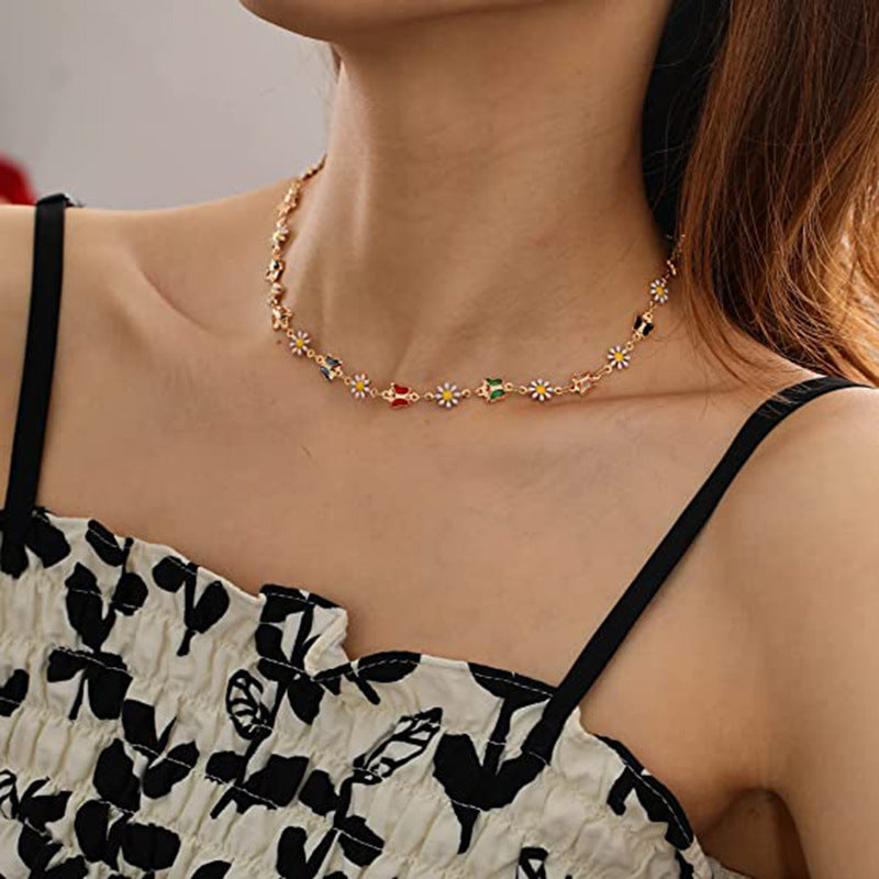 Damen Halskette mit verspielten Schmetterlings- und Gänseblümchen-Elementen Shop Nory