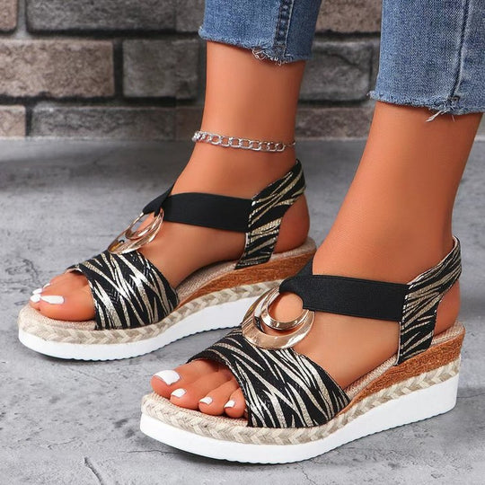 Damen Keil-Sandalen mit Metallic-Optik, dekorativem Ring und Elastik-Fersenriemen Shop Nory