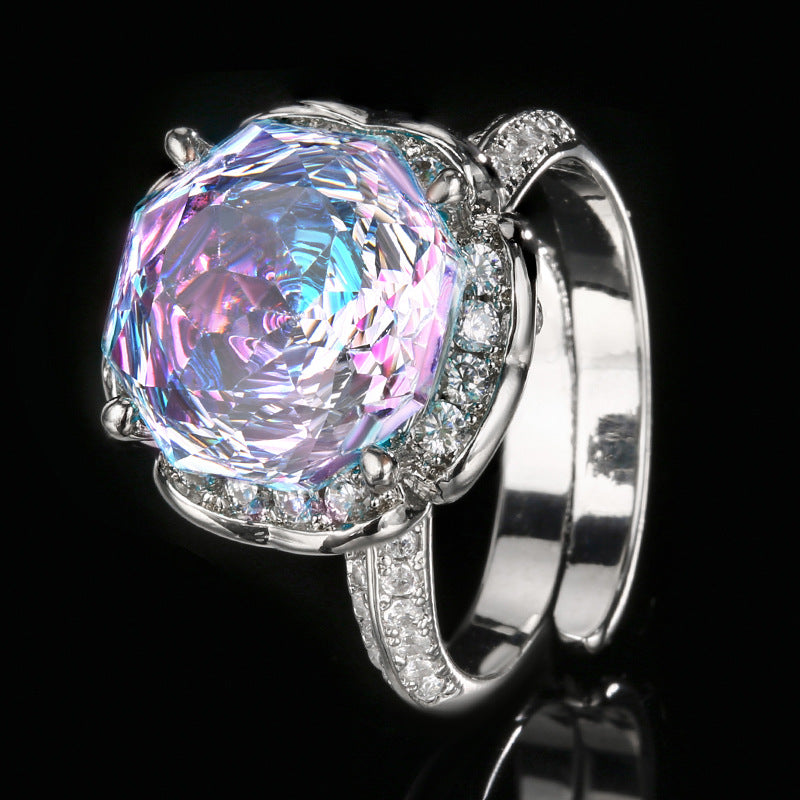 Luxuriöser Cocktailring aus Sterlingsilber mit Halo, großem facettiertem synthetischen Edelstein und Pavé-Band