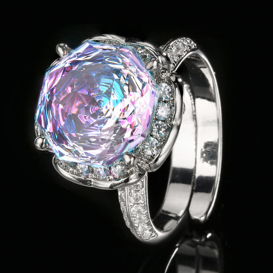 Luxuriöser Cocktailring aus Sterlingsilber mit Halo, großem facettiertem synthetischen Edelstein und Pavé-Band