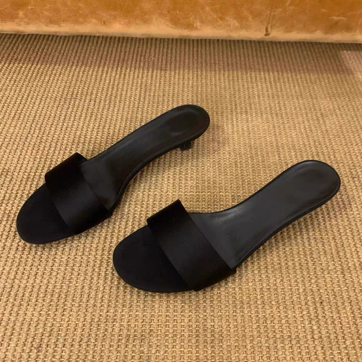Damen elegante Slides mit breitem Satin-Riemen und komfortablem Fußbett