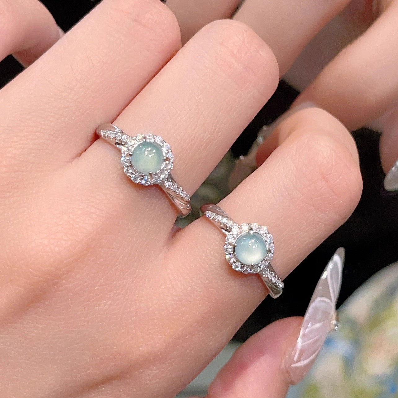 Damen eleganter Ring mit aquamarinfarbenem Stein und funkelnden Zirkonia Shop Nory