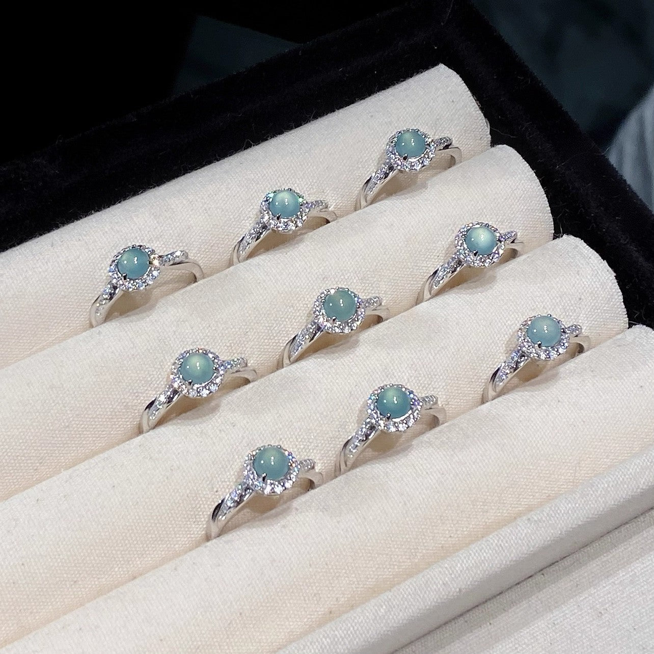 Damen eleganter Ring mit aquamarinfarbenem Stein und funkelnden Zirkonia Shop Nory