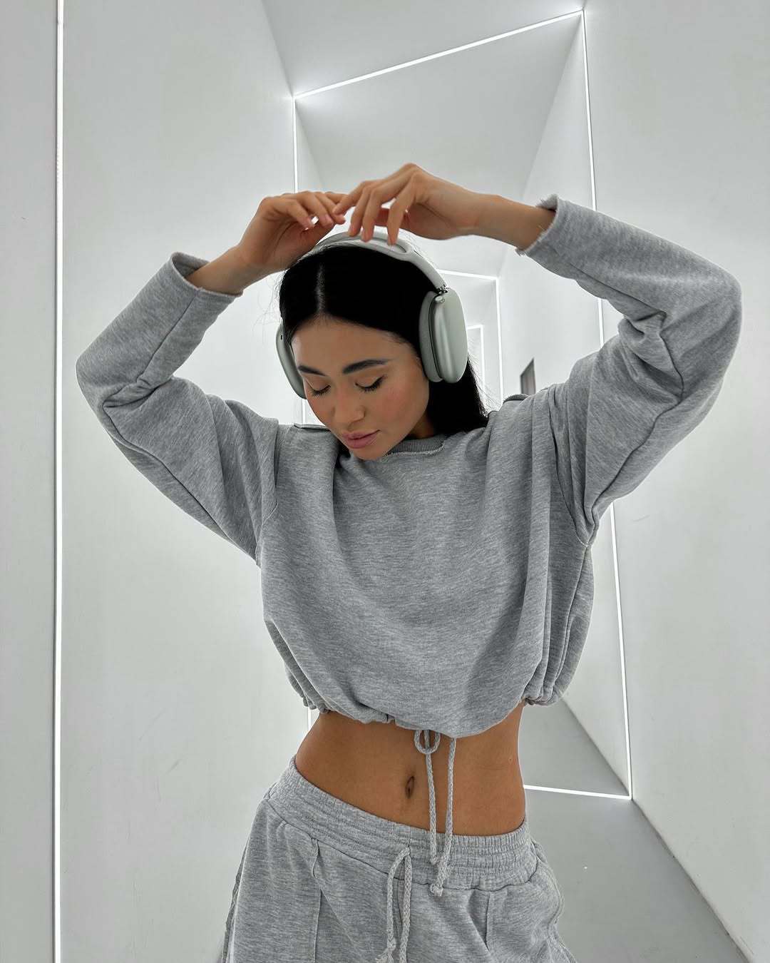 Damen kurzes Sweatshirt mit Kordelzug und Oversize-Ärmeln Shop Nory