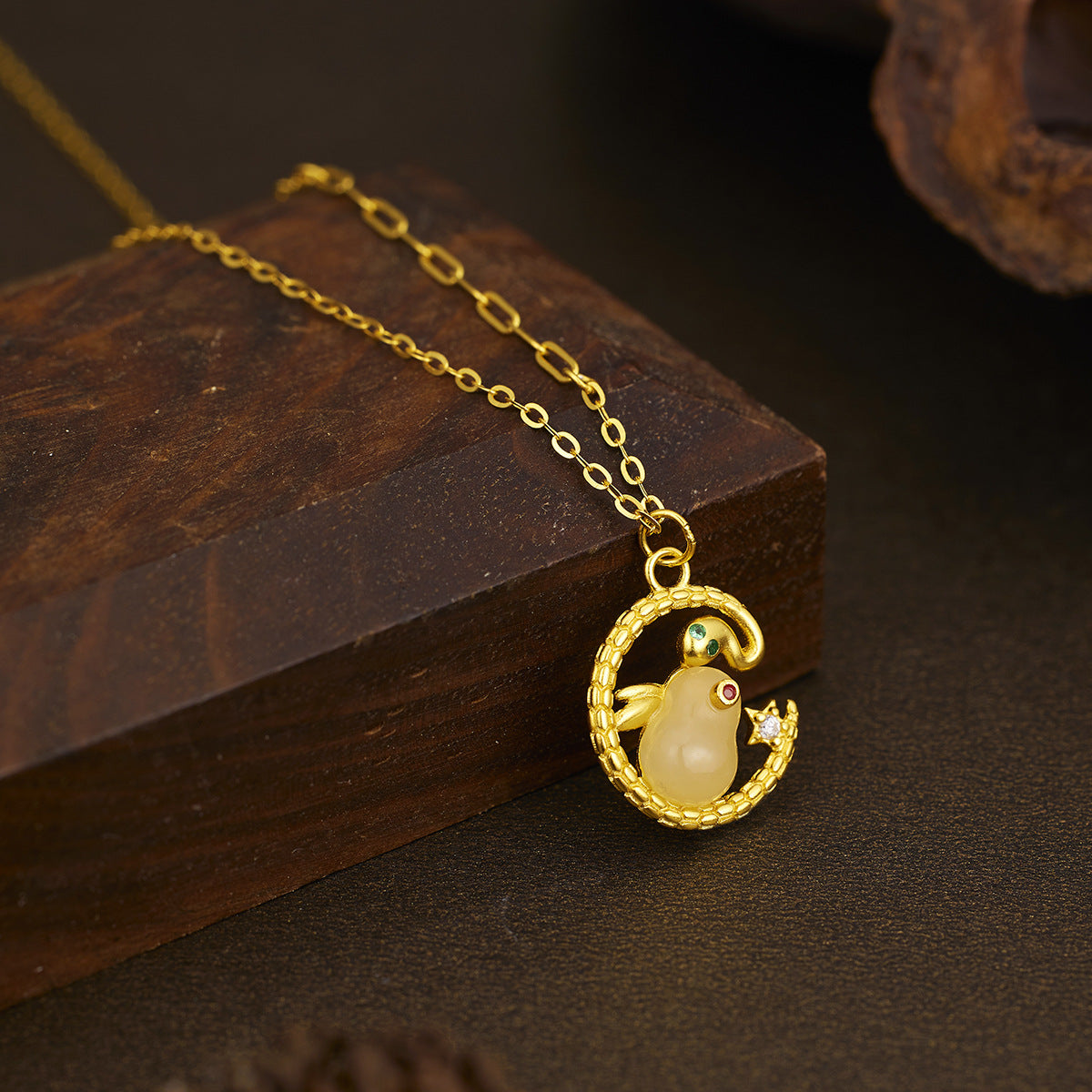 Damen Halskette mit kreativem Vogel-Anhänger im Monddesign Shop Nory