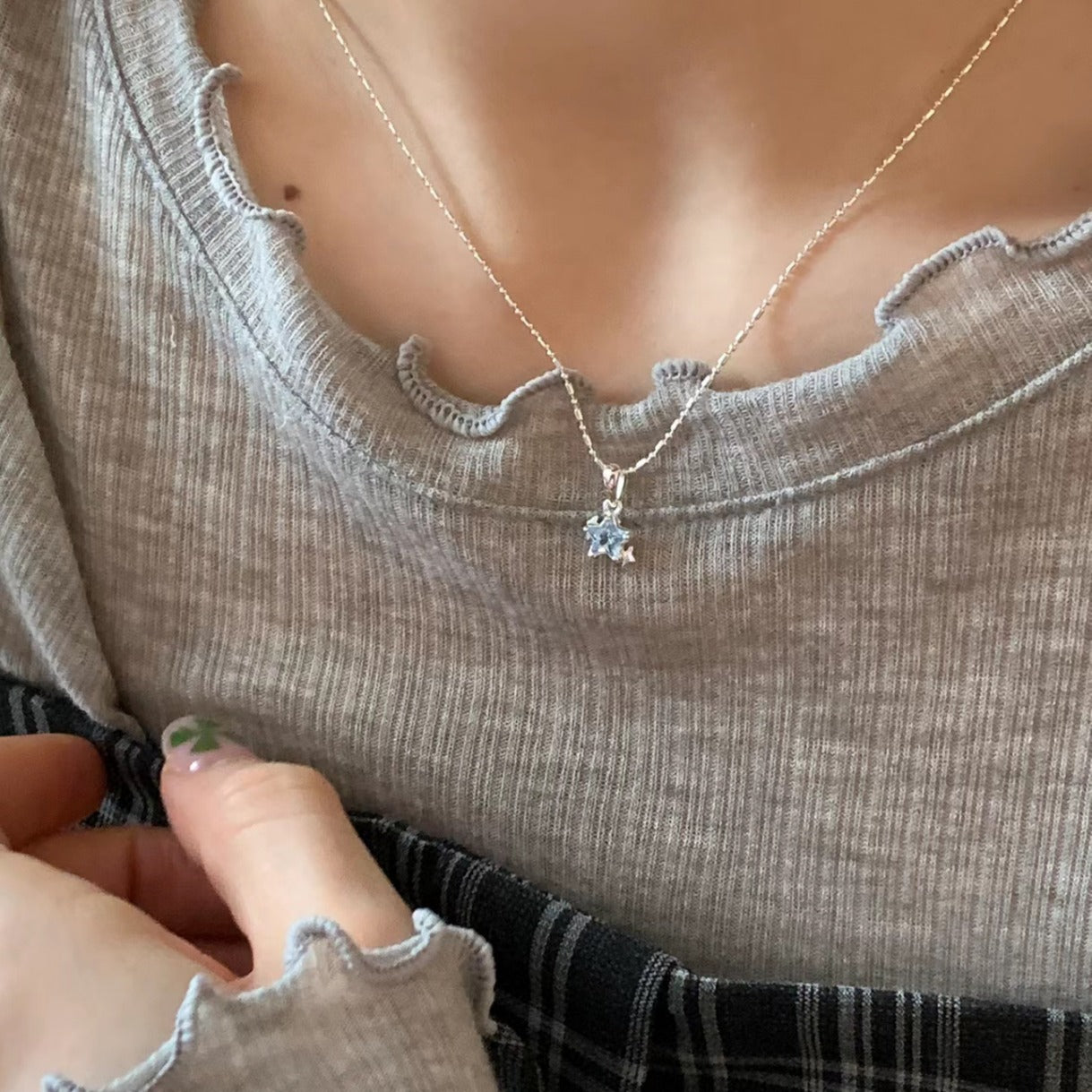 Damen Halskette mit funkelndem Sternanhänger und hochwertiger Silberkette Shop Nory