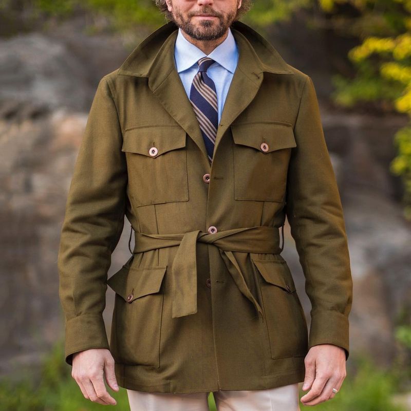 Herren Taillierte Feldjacke mit Bindegürtel, Pattentaschen und Kentkragen Shop Nory