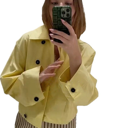 Damen Kurze Boxy-Jacke mit Reverskragen, Kontrastknopf-Detail und dreiviertel Ärmeln Shop Nory
