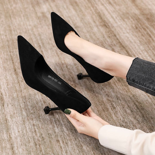 Damen Klassische spitz zulaufende Samtvelours‑Pumps mit skulpturellem Mini‑Absatz Shop Nory