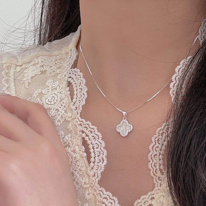 Damen Halskette mit filigranem Blumenanhänger und elegantem Zirkonia-Besatz Shop Nory