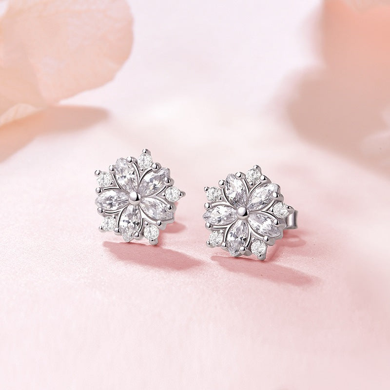 Damen Ohrringe im floralen Design mit funkelnden Zirkonia Shop Nory