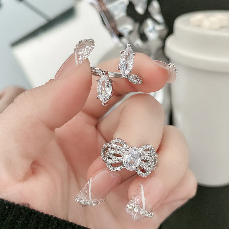 Damen eleganter Zirkonia Ring mit kunstvollem Design und funkelnden Akzenten Shop Nory