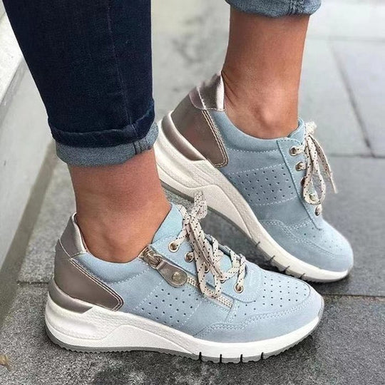 Damen Chunky-Plateau-Sneaker mit perforiertem Velours, gepolstertem Komfortfußbett und Metallic-Fersenaufbau Shop Nory