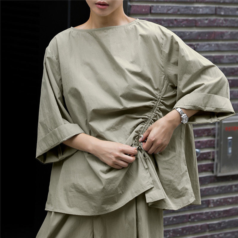 Damen Oversize-Bluse mit seitlicher Kordel‑Raffung, U‑Boot‑Ausschnitt und weiten Ärmeln Shop Nory